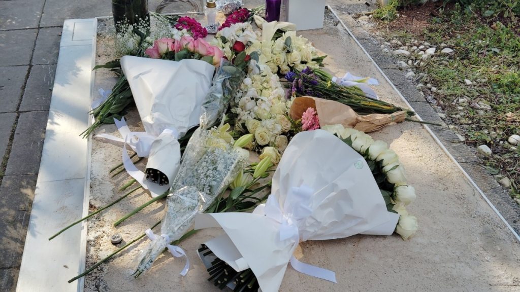 Δείτε το μνήμα της Μαρινέλλας γεμάτο αγάπη και λουλούδια – “Καλή ανάπαυση Κυρά μου” (φωτογραφία)