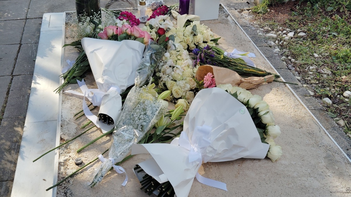 Δείτε το μνήμα της Μαρινέλλας γεμάτο αγάπη και λουλούδια – “Καλή ανάπαυση Κυρά μου” (φωτογραφία)