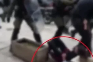 Εφετείο: Άνδρας των ΜΑΤ κλώτσησε και έσπρωξε διαδηλώτρια που έπεσε σε ζαρντινιέρα με το κεφάλι – Διατάχθηκε ΕΔΕ από την ΕΛΑΣ