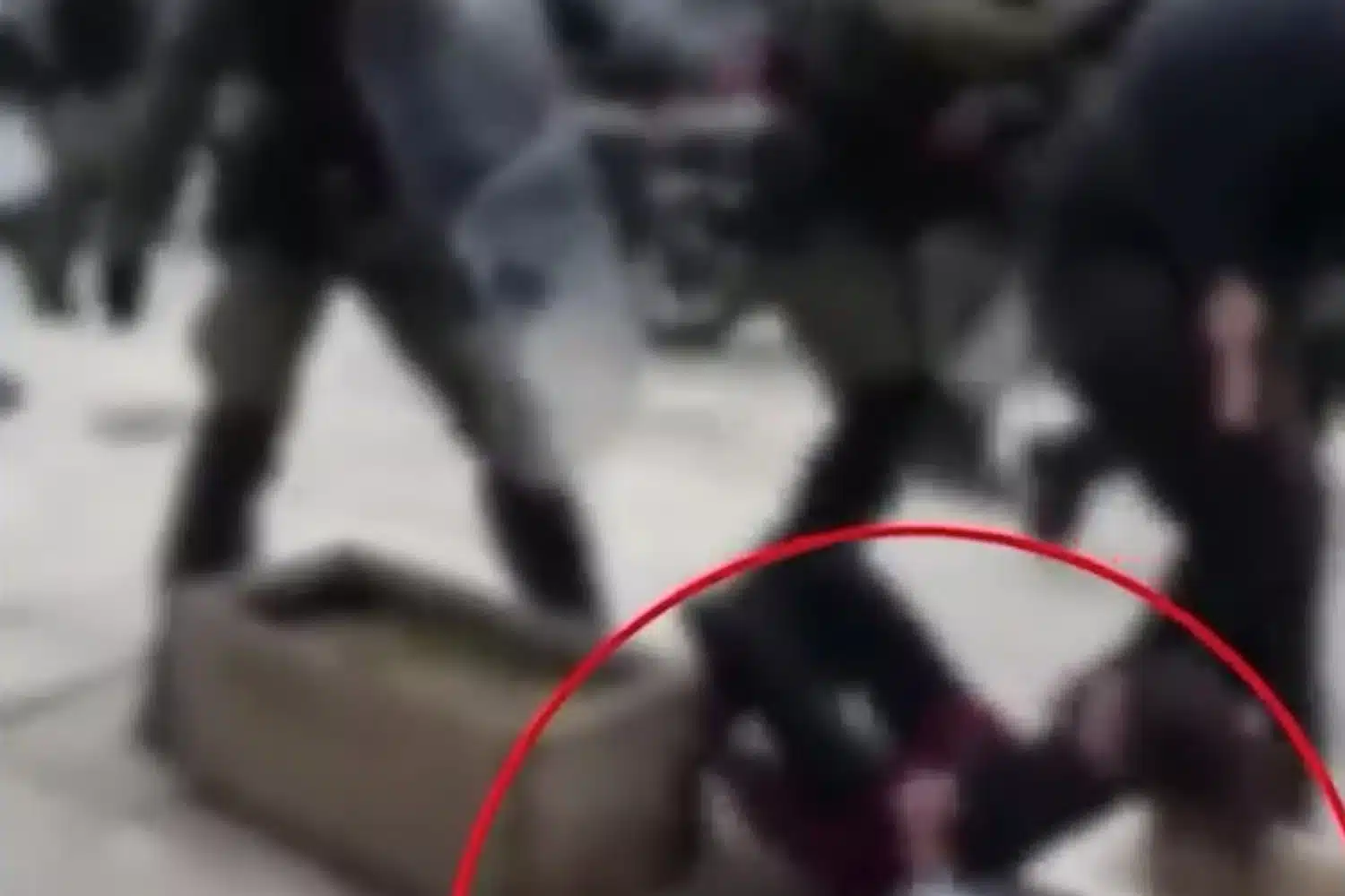 Εφετείο: Άνδρας των ΜΑΤ κλώτσησε και έσπρωξε διαδηλώτρια που έπεσε σε ζαρντινιέρα με το κεφάλι – Διατάχθηκε ΕΔΕ από την ΕΛΑΣ