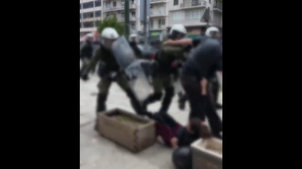 Σε διαθεσιμότητα ο επικεφαλής των ΜΑΤ για το σπρώξιμο διαδηλώτριας πάνω σε ζαρντινιέρα (βίντεο)