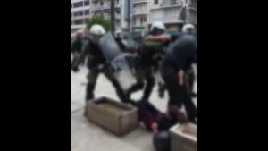 Σε διαθεσιμότητα ο επικεφαλής των ΜΑΤ για το σπρώξιμο διαδηλώτριας πάνω σε ζαρντινιέρα (βίντεο)