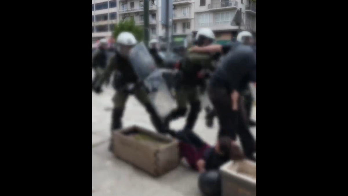 Σε διαθεσιμότητα ο επικεφαλής των ΜΑΤ για το σπρώξιμο διαδηλώτριας πάνω σε ζαρντινιέρα (βίντεο)