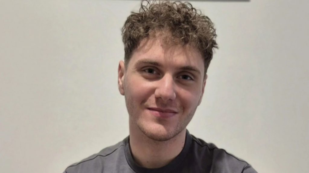 Λευκάδα: Μαθητής που πήγαινε έξι χρόνια σχολείο με καΐκι κερδίσε υποτροφία και συγκινεί με τα λόγια του