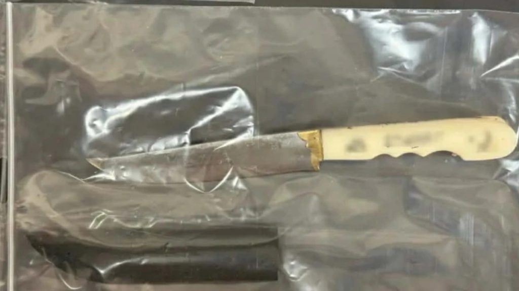 Άγιος Δημήτριος: Αυτό είναι το μαχαίρι μήκους 20 εκατοστών με το οποίο δολοφονήθηκε ο 27χρονος – Τι αποκάλυψε ο καθ’ ομολογίαν δράστης