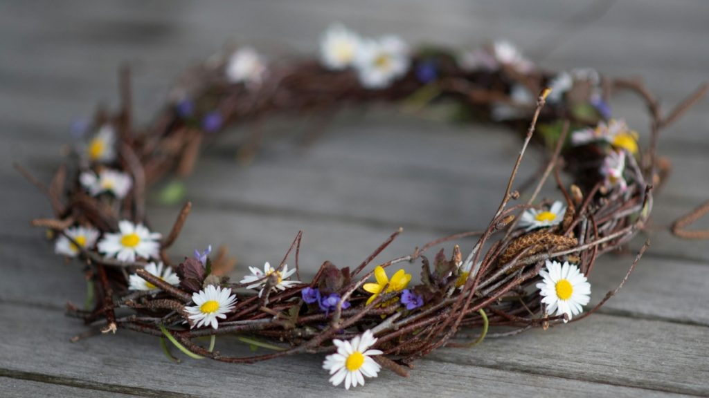 Πρωτομαγιά: Γιατί φτιάχνουμε στεφάνι με λουλούδια – Τι συμβολίζουν το σκόδο και η τσουκνίδα;