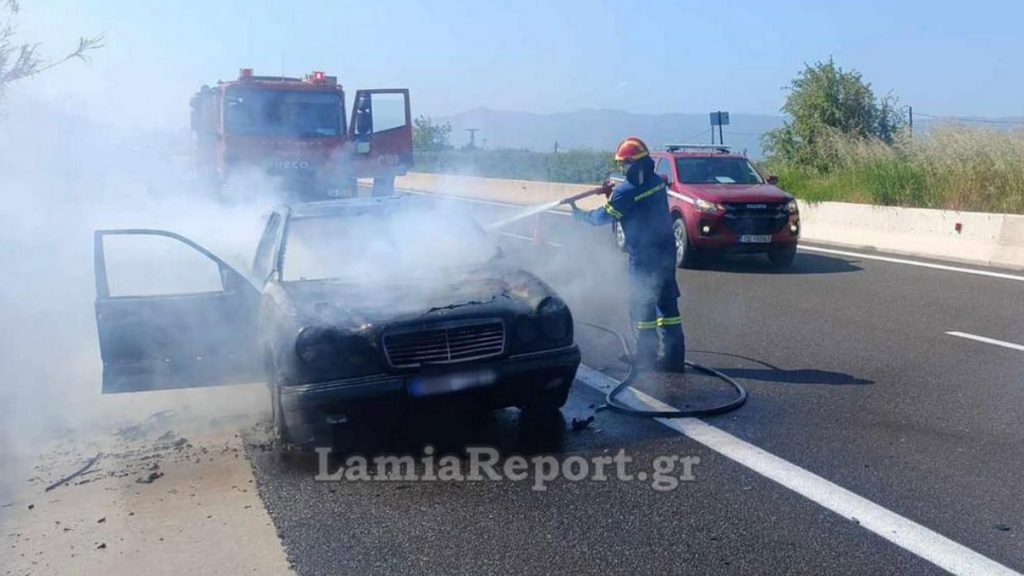 Αυτοκίνητο τυλίχθηκε στις φλόγες στην εθνική οδό Αθηνών – Λαμίας (Βίντεο)