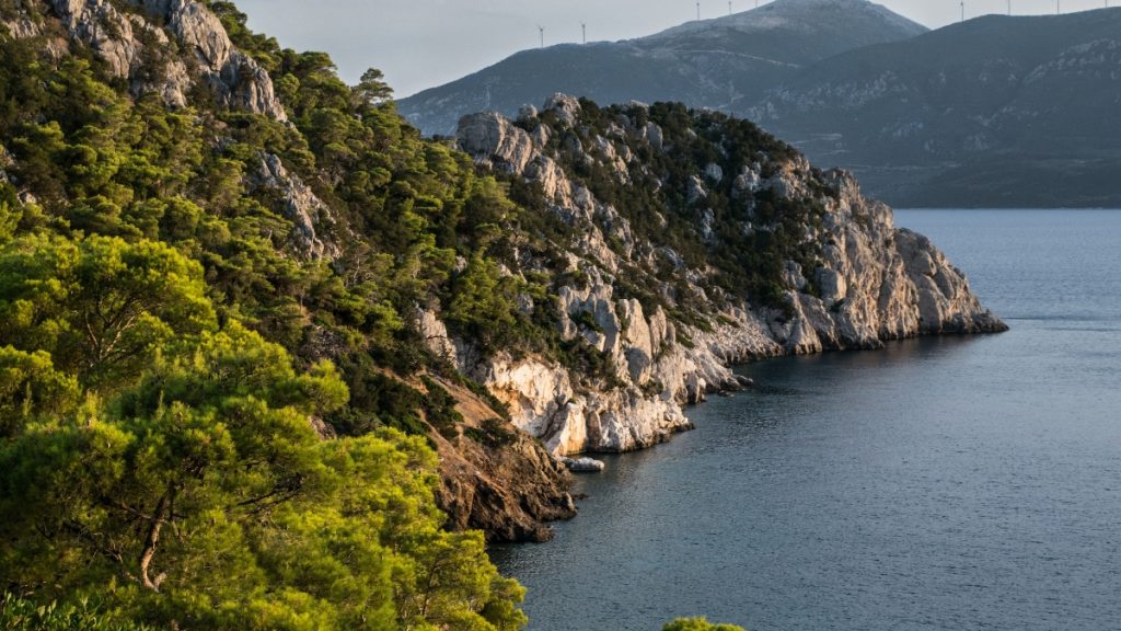 Ηφαίστειο στα Μέθανα: «Η παρατεταμένη αδράνεια δεν σημαίνει ότι σταματάει», εξηγεί σεισμολόγος