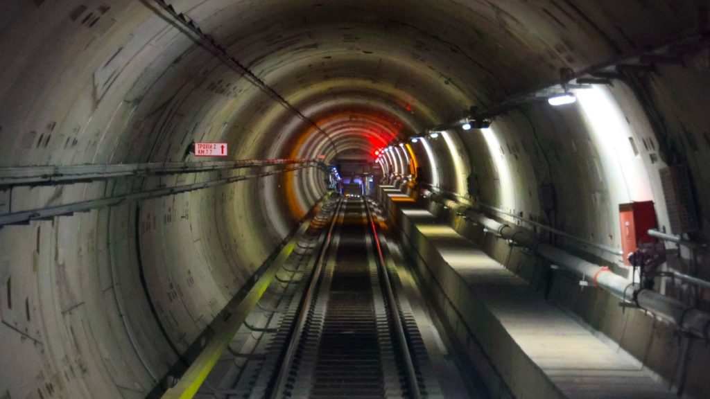 Θεσσαλονίκη: «Τρύπωσαν» τα ξημερώματα στο μετρό, συνελήφθησαν με σπρέι και κόφτη