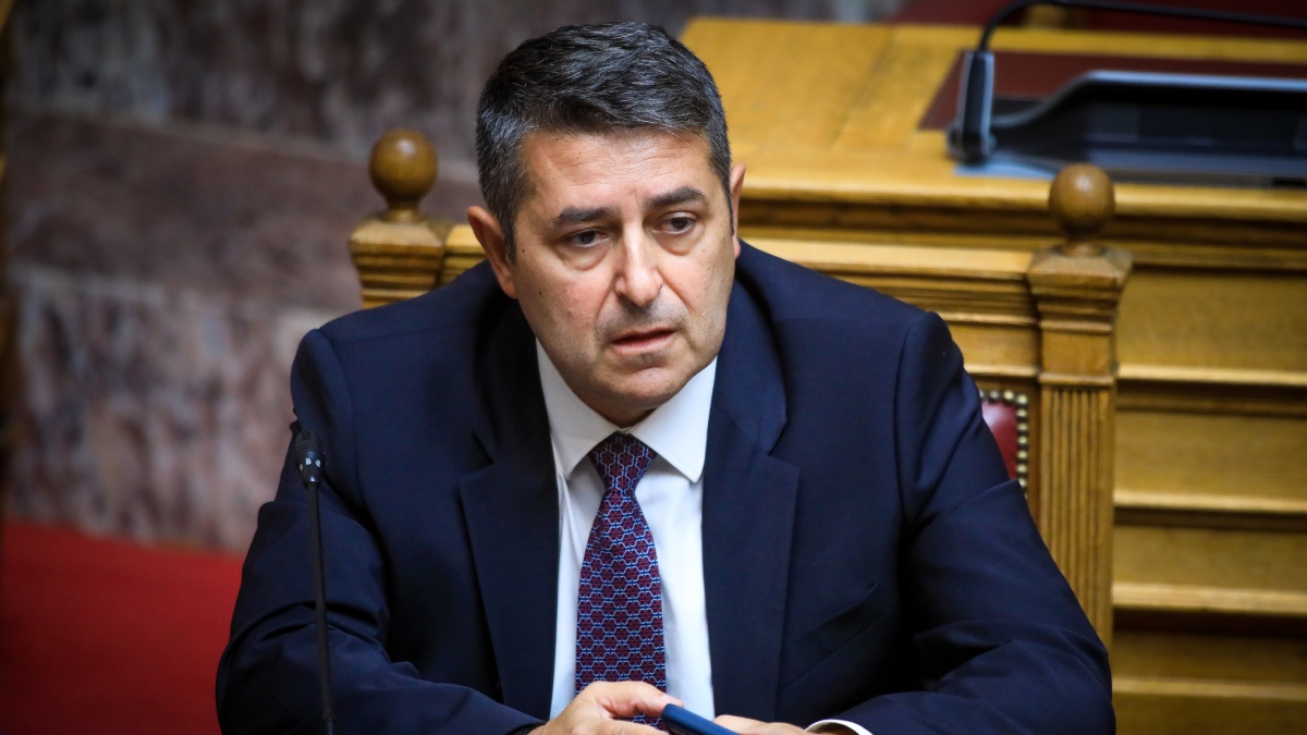 Γιώργος Μυλωνάκης: “Είναι καλό ο εγκέφαλος να ξεκουραστεί για 10 μέρες πριν τον ξυπνήσουμε” λέει ο γιατρός που τον χειρούργησε