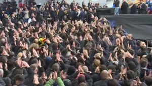 Συγκλονιστικές εικόνες στην Ρουμανία: Συνθήματα οπαδών μπροστά από το φέρετρο του Μιρτσέα Λουτσέσκου (βίντεο)