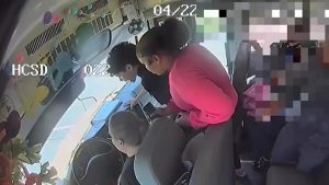 Μισισίπι: Μαθητές κρατούν το σχολικό στον δρόμο μετά από την λιποθυμία της οδηγού (Βίντεο)