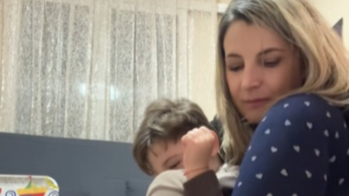 Η συγκινητική κίνηση μητέρας για να κάνει το παιδί της να χαμογελάσει (βίντεο)