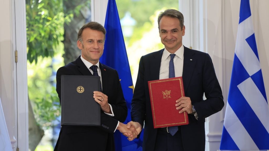 Κυριάκος Μητσοτάκης και Εμανουέλ Μακρόν υπέγραψαν την κοινή αμυντική συνεργασία Ελλάδας και Γαλλίας – Live οι εξελίξεις
