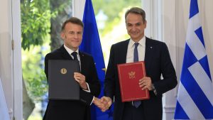 Κυριάκος Μητσοτάκης και Εμανουέλ Μακρόν υπέγραψαν την κοινή αμυντική συνεργασία Ελλάδας και Γαλλίας – Live οι εξελίξεις