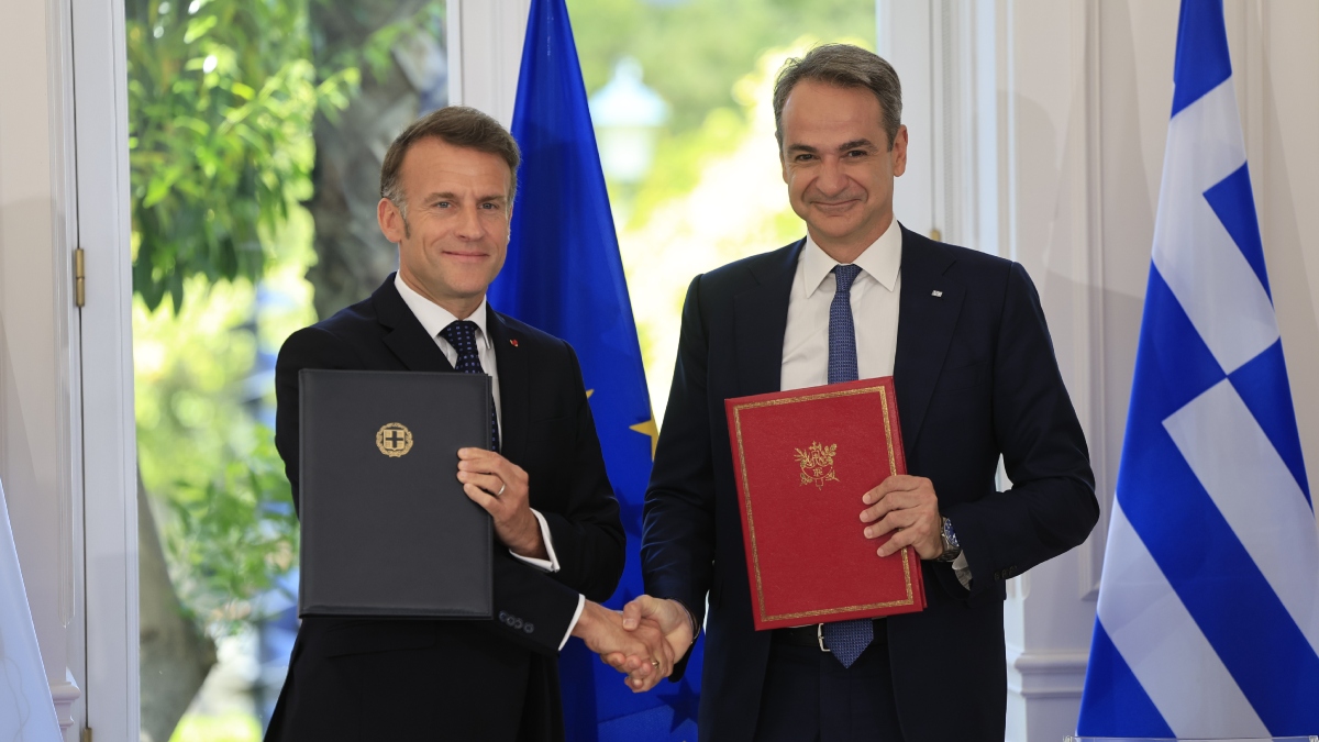 Μακρόν: «Θα είμαστε στο πλευρό σας – Μητσοτάκης: «Μπετόν αρμέ η δέσμευση αμοιβαίας συνδρομής»