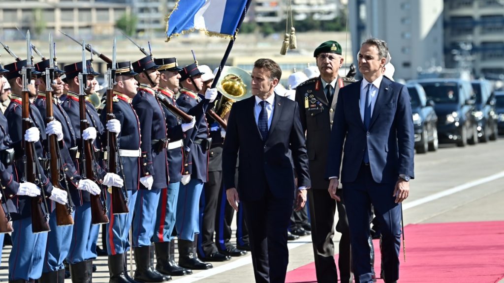 Κοινή επίσκεψη Μητσοτάκη- Μακρόν στη φρεγάτα «Κίμων»: Ισχυροί συμβολισμοί στο λιμάνι του Πειραιά