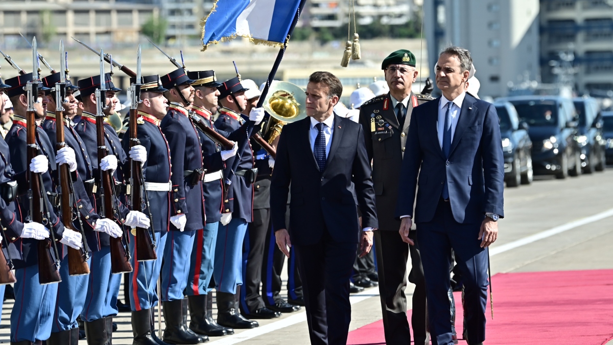 Κοινή επίσκεψη Μητσοτάκη- Μακρόν στη φρεγάτα «Κίμων»: Ισχυροί συμβολισμοί στο λιμάνι του Πειραιά