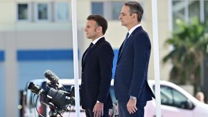 Μητσοτάκης και Μακρόν επιθεώρησαν τη φρεγάτα «Κίμων» – Μία ώρα διήρκησε η κοινή επίσκεψη