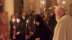 Κυριάκος Μητσοτάκης: Παρακολούθησε με τη σύζυγό του Μαρέβα την Ακολουθία και Περιφορά του Επιταφίου στα Χανιά