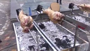 Πάσχα 2026: Από νωρίς στήθηκαν οι σούβλες στο Μοναστηράκι – Δείτε βίντεο