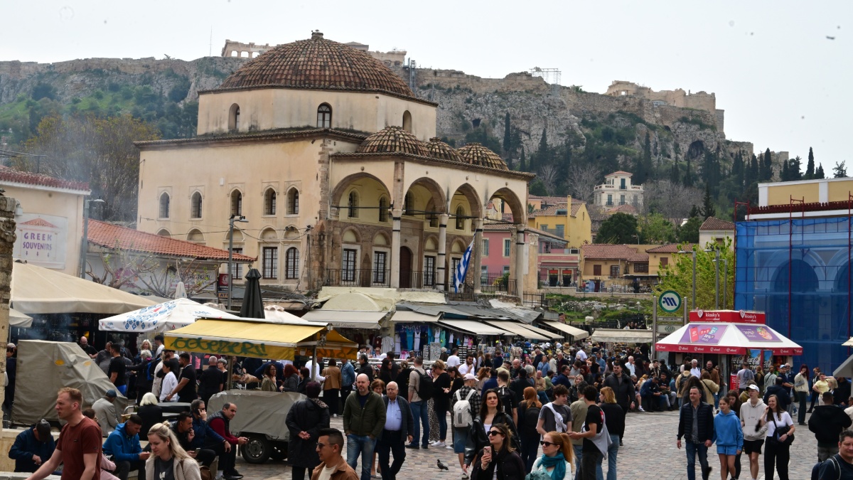 Η Ελλάδα γιορτάζει την Κυριακή του Πάσχα: Μύρισε τσίκνα από το πρωί στην Αθήνα, στήθηκαν σούβλες στο Μοναστηράκι (βίντεο)