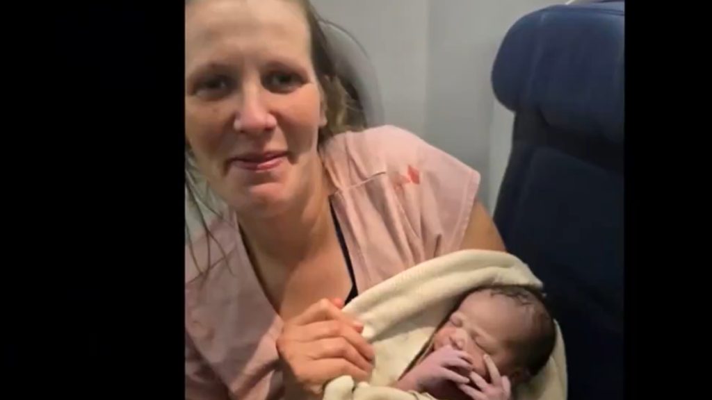 Επεισοδιακή πτήση στις ΗΠΑ: Γυναίκα γέννησε on air λίγο πριν την προσγείωση (βίντεο)