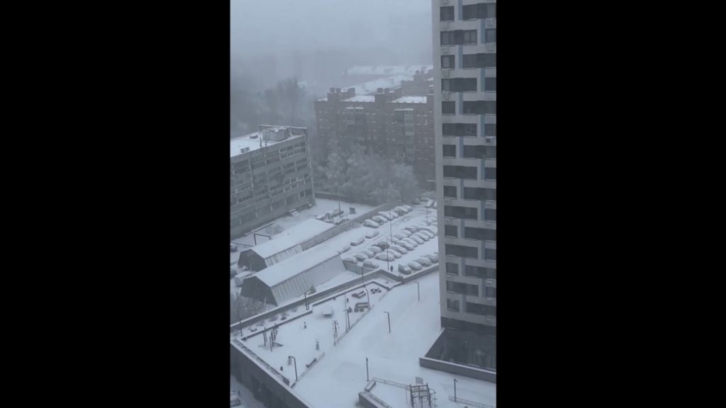 Στον “πάγο” η Μόσχα από ανοιξιάτικη χιονοθύελλα – Ακυρώθηκαν πτήσεις και ξεριζώθηκαν δέντρα (βίντεο)
