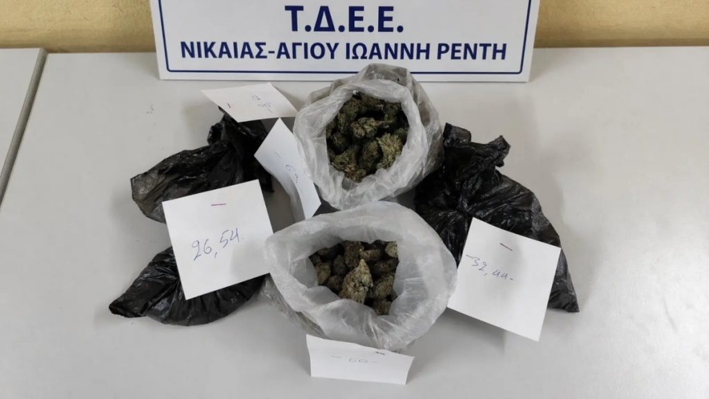 Χειροπέδες σε τρία άτομα για διακίνηση ναρκωτικών σε Νίκαια και Πειραιά