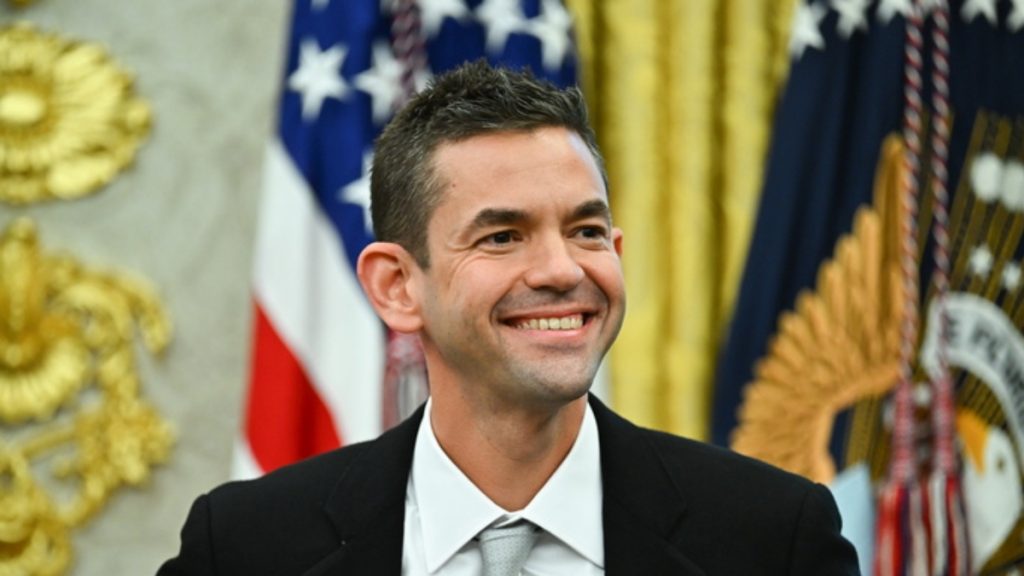 Ο Τραμπ κορόιδεψε τον επικεφαλής της NASA για τα μεγάλα αυτιά του – “Έχει εξαιρετική ακοή” (βίντεο)