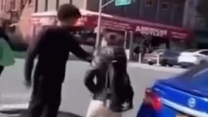 Σοκαριστικό επεισόδιο στη Νέα Υόρκη: 14χρονος ξυλοκόπησε 15χρονη επειδή δεν του έδωσε το κινητό της (Βίντεο)