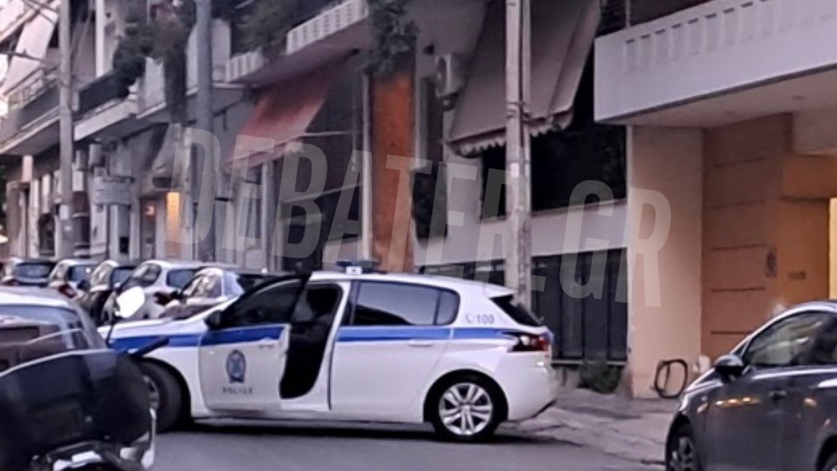 Η στιγμή που οι αστυνομικοί συλλαμβάνουν τον 55χρονο που είχε ταμπουρωθεί στον Νέο Κόσμο (βίντεο)