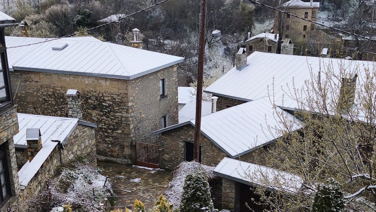 Χιόνια και χαμηλές θερμοκρασίες στη Βόρεια Ελλάδα – Στα “λευκά” το Νυμφαίο Φλώρινας (βίντεο)