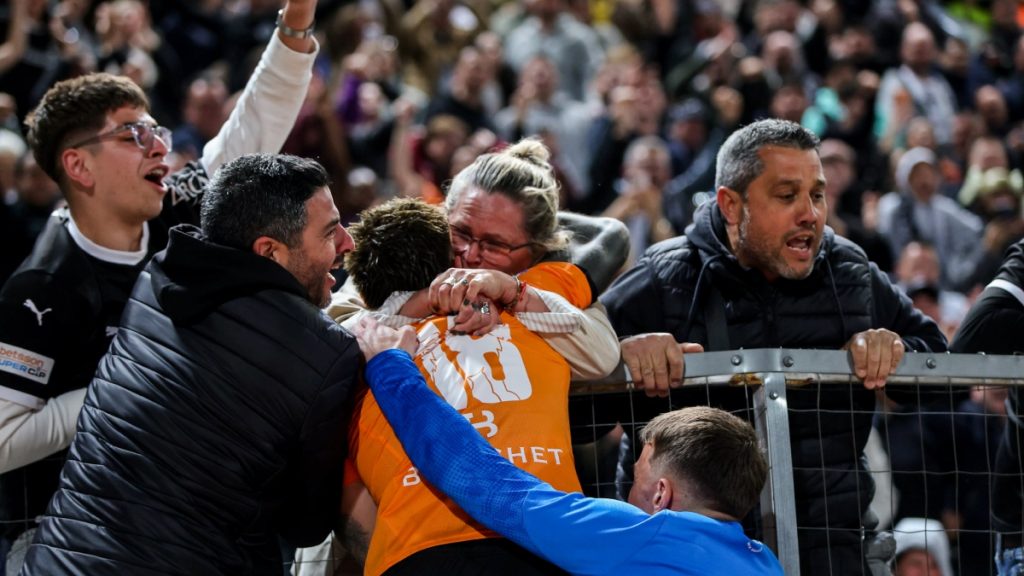 ΠΑΟΚ – ΟΦΗ: Ο Τιάγκο Νους έκανε το 1-2 – Έτρεξε να πανηγυρίσει με την μητέρα του (Εικόνες)