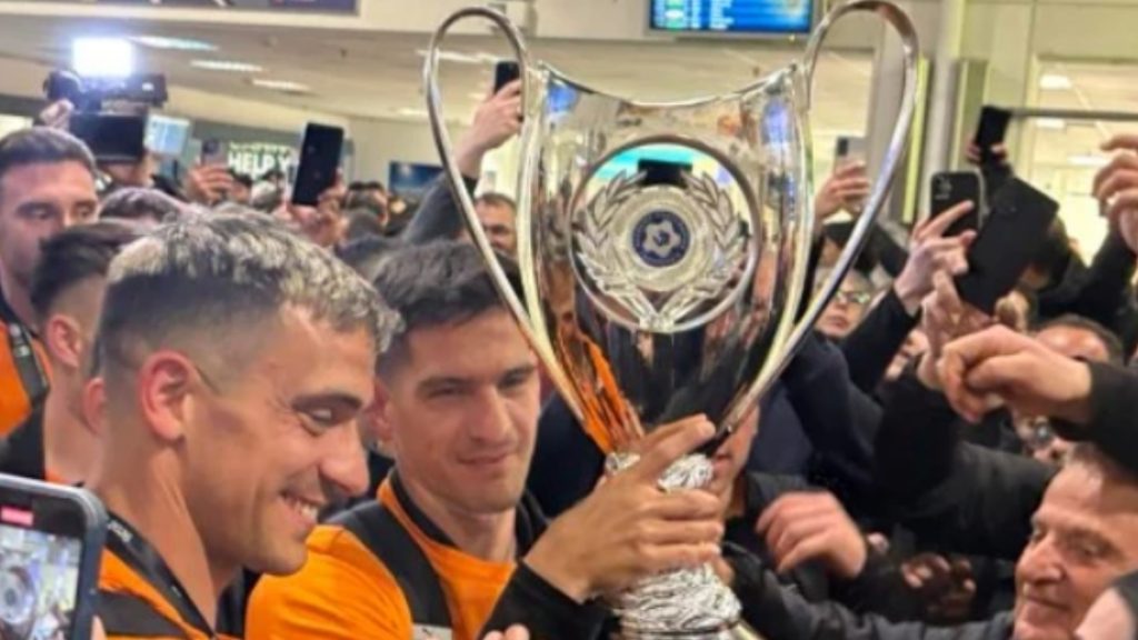 Ηράκλειο: Ντελίριο στο αεροδρόμιο κατά την άφιξη των κυπελλούχων – Οι οπαδοί του ΟΦΗ σήκωσαν ψηλά τον Χρήστο Κόντη (Βίντεο)