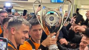 Ηράκλειο: Ντελίριο στο αεροδρόμιο κατά την άφιξη των κυπελλούχων – Οι οπαδοί του ΟΦΗ σήκωσαν ψηλά τον Χρήστο Κόντη (Βίντεο)