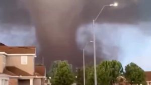 ΗΠΑ: Βίντεο από τους ισχυρούς ανεμοστρόβιλους στην Οκλαχόμα – Τουλάχιστον 10 τραυματίες