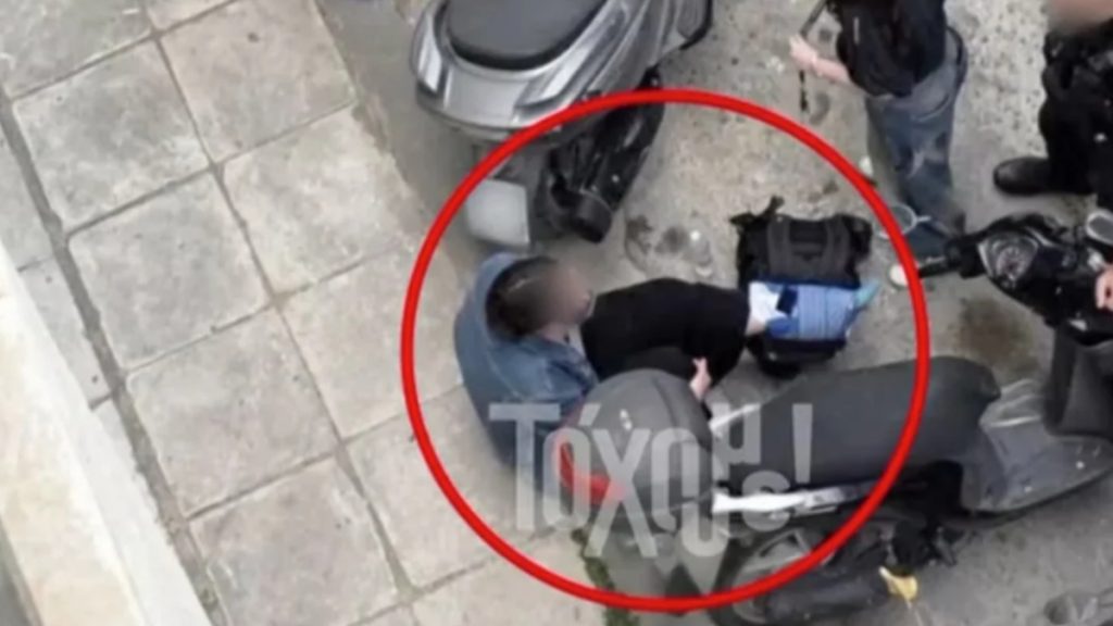 Παγκράτι: Σοκαριστικές μαρτυρίες για τον 56χρονο οδηγό που ξυλοκόπησε 22χρονη για μία θέση πάρκινγκ – «Την έπιασε από το λαιμό»