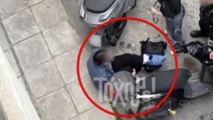 Παγκράτι: Σοκαριστικές μαρτυρίες για τον 56χρονο οδηγό που ξυλοκόπησε 22χρονη για μία θέση πάρκινγκ – «Την έπιασε από το λαιμό»