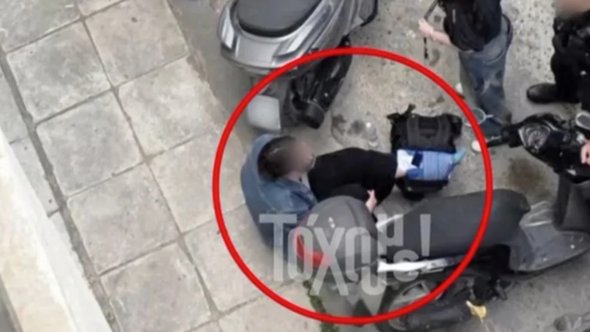 Παγκράτι: Σοκαριστικές μαρτυρίες για τον 56χρονο οδηγό που ξυλοκόπησε 22χρονη για μία θέση πάρκινγκ – «Την έπιασε από το λαιμό»