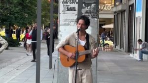 Πάνος Βλάχος: Τραγούδησε με την κιθάρα του στην Ερμού για να μαζέψει λεφτά για καλό σκοπό (vid)