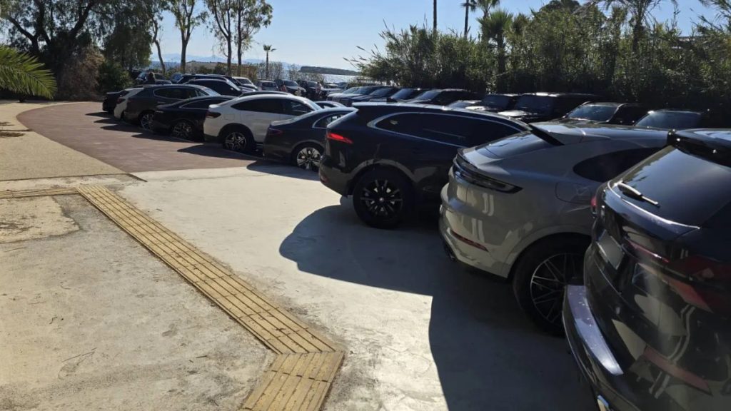 Βούλα: Μετέτρεψαν δημόσιο χώρο σε πάρκινγκ για πελάτες μαγαζιού και χρέωναν παράνομα οδηγούς – Τέσσερις συλλήψεις (βίντεο)