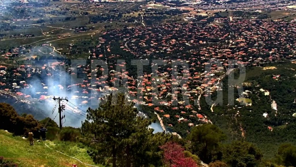 Φωτιά στην Πάρνηθα, στη “μάχη” και 4 αεροσκάφη – Κλειστός ο δρόμος από το ύψος του τελεφερίκ (βίντεο)