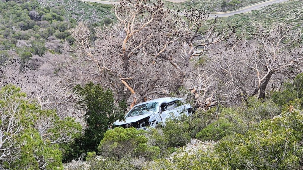 Η στιγμή που αυτοκίνητο στην Πάρνηθα πέφτει στο γκρεμό – Ένα ξερό δέντρο έσωσε την ζωή του οδηγού (Εικόνες)