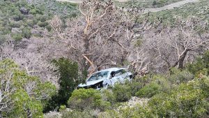 Πάρνηθα: Δείτε φωτογραφίες με το αυτοκίνητο που έπεσε σε γκρεμό – Ένα ξερό δέντρο έσωσε τη ζωή του οδηγού