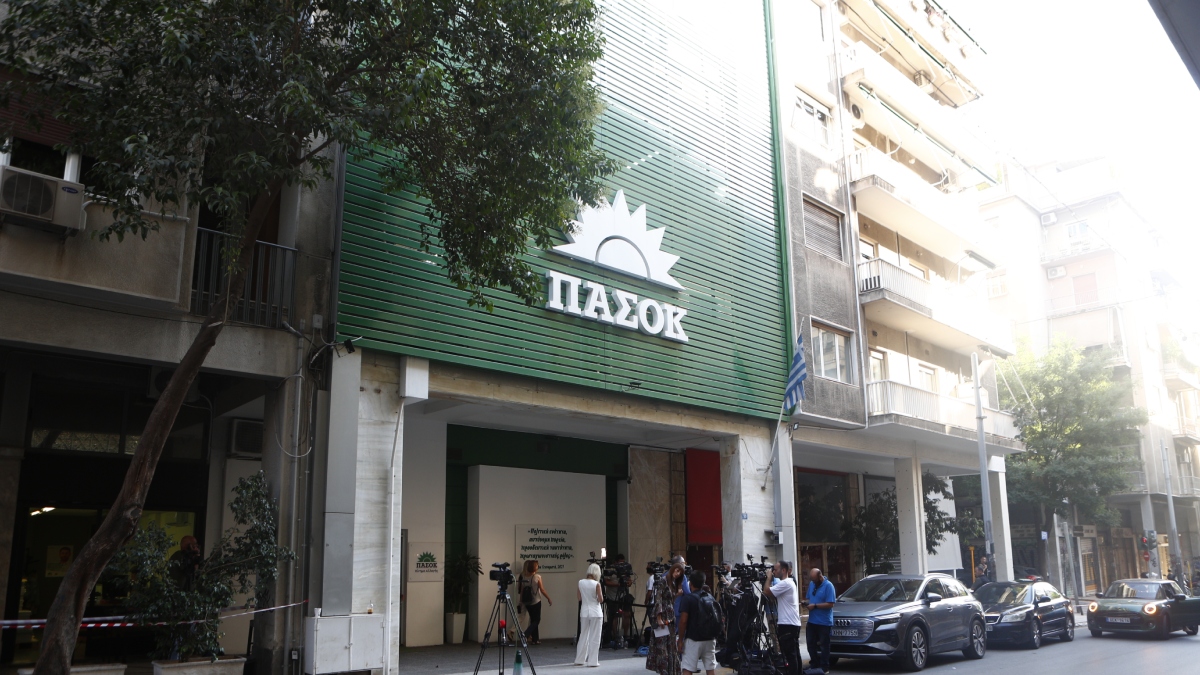 ΠΑΣΟΚ για επιστολή βουλευτών της ΝΔ: “O επιτελικός αυταρχισμός Μητσοτάκη απειλεί τη δημοκρατία”