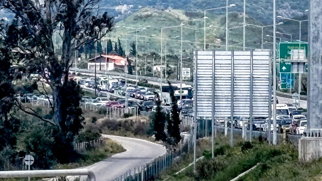 Συνεχίζεται η επιστροφή των εκδρομέων του Πάσχα – Αυξημένη η κίνηση στην Αθηνών-Κορίνθου