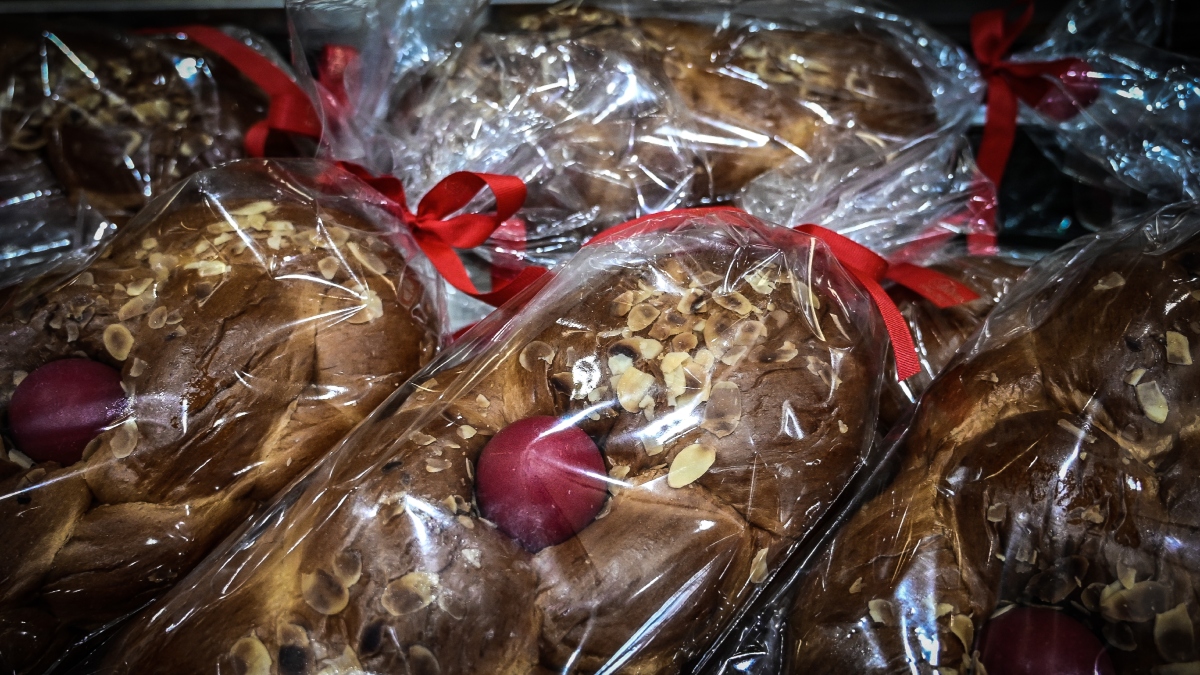 Πάσχα 2026: Στα περσινά επίπεδα οι τιμές στα τσουρέκια – Υποτονική η κίνηση στα αρτοποιεία