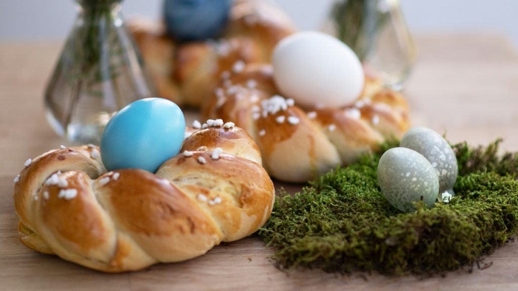 Πάσχα 2026: Γιατί φτιάχνουμε τσουρέκια – Η ιστορία πίσω από το αγαπημένο πασχαλινό έθιμο