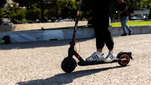 Λάρισα: Αυτοκίνητο συγκρούστηκε με πατίνι – Στο νοσοκομείο ο οδηγός του δικύκλου